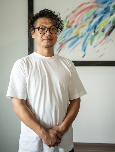 代表取締役　岡坂貴司 アートラボ